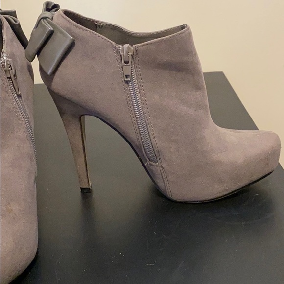 Grey suede ankle booties with back bow - Picture 5 of 8
